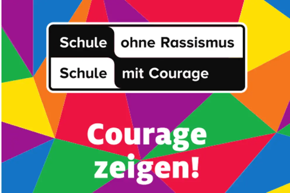 Das Logo von Schule ohne Rassismus – Schule mit Courage vor einem bunten Hintergrund