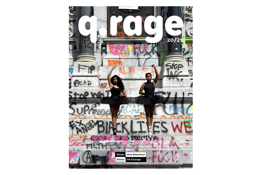 Titelbild der Zeitung q.rage: Zwei schwarze Frauen in schwarzer Ballettkleidung stehen mit erhobenen Fäusten auf einer Treppe