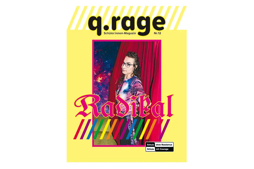 Titelbild der Zeitung q.rage: Eine Frau steht hinter einem Vorhang, darüber das Wort "Radikal" in Rosa