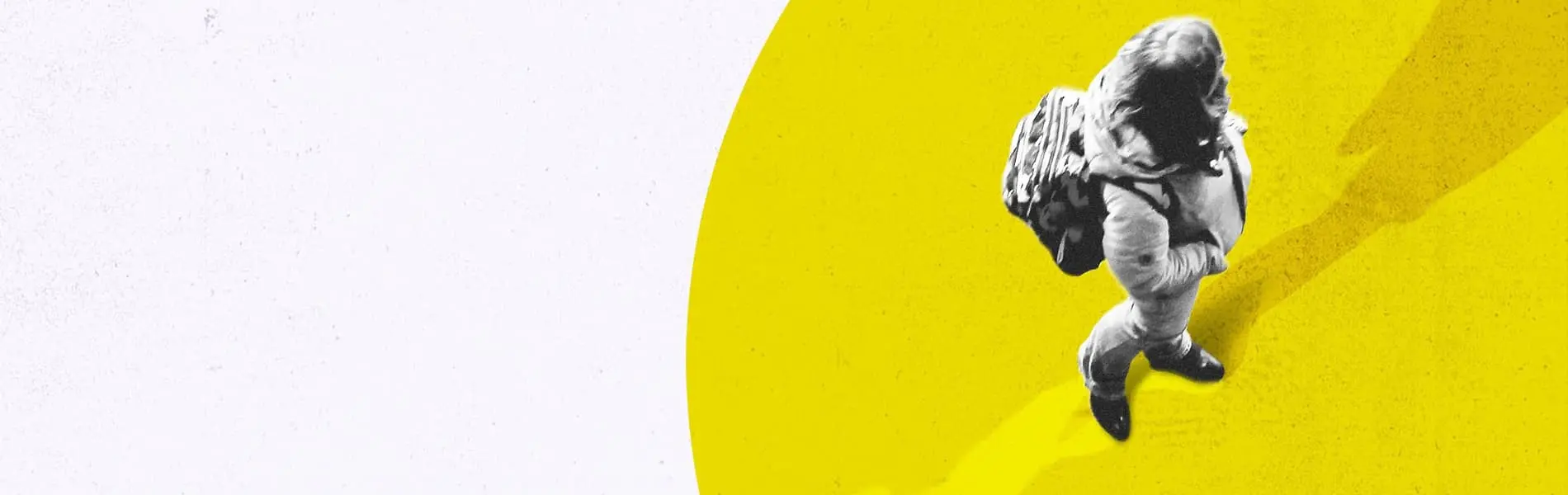 Ein Mädchen mit Rucksack steht auf einem großen gelben Kreis