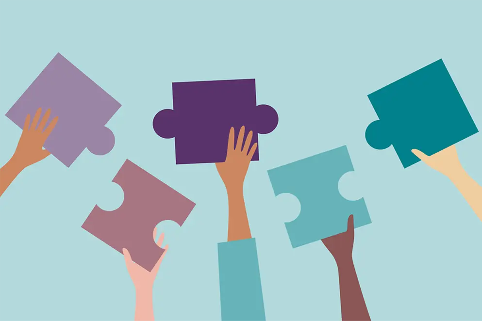 Illustration: Fünf Arme halten große Puzzleteile hoch