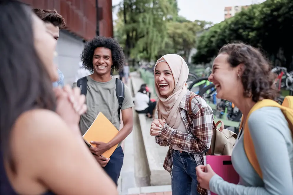 Gruppe lachender junger Menschen auf der Straße