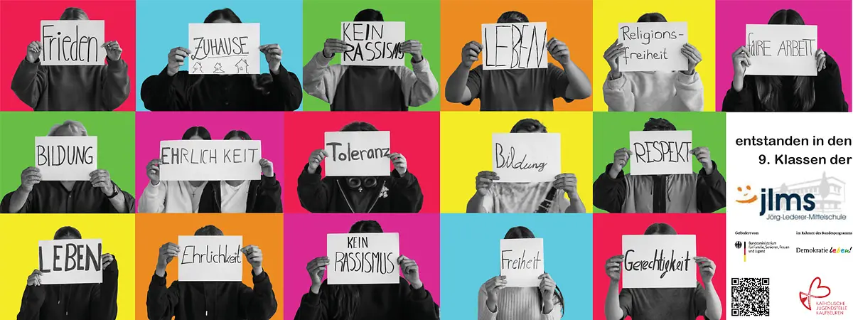 Viele junge Menschen mit einem Blatt Papier vor dem Gesicht auf dem stehen unter anderem Leben, Ehrlichkeit, Toleranz