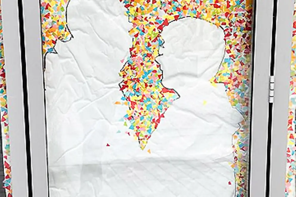 Plakat-Ausschnitt: Umriss von zwei Menschen umgeben von vielen bunten Schnipseln