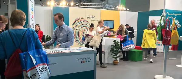 Messestand mit Besuchenden
