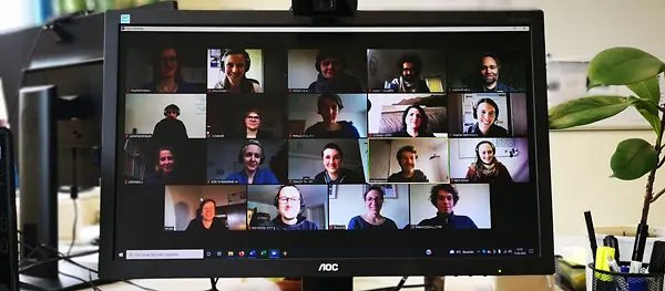 PC-Bildschirm: Kacheln bei einer Online-Veranstaltung