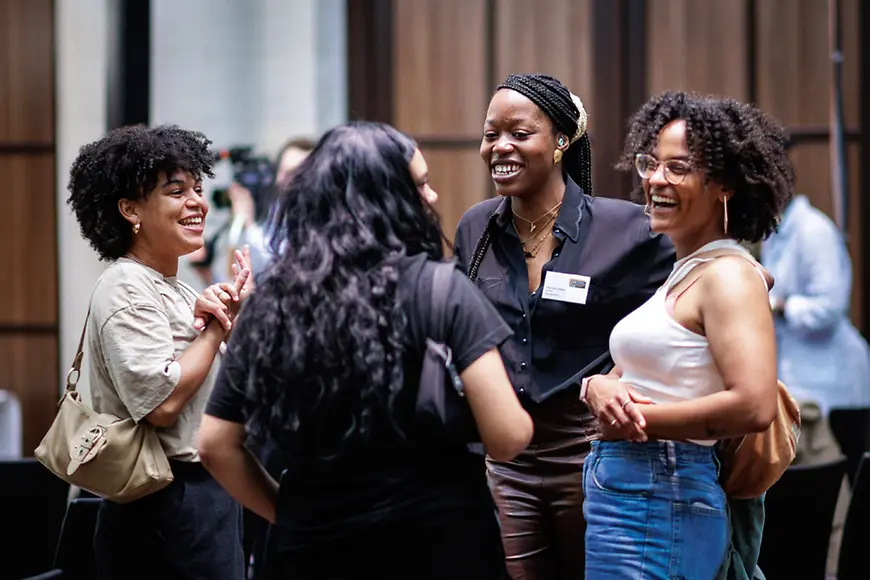 Vier Schwarze Frauen unterhalten sich.
