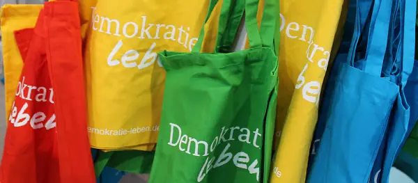 Beutel von "Demokratie leben!" in verschiedenen Farben