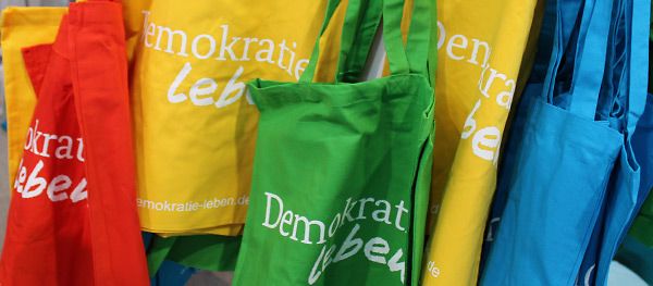 Beutel von "Demokratie leben!" in verschiedenen Farben