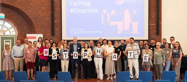 Gruppenbild mit den Buchstaben #StopHate