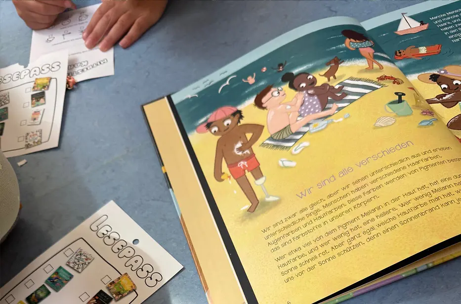 Ein Buch liegt geöffnet auf dem Boden.