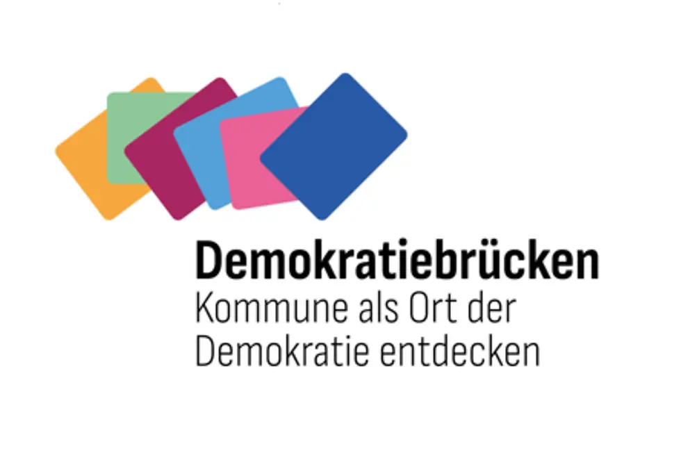 Logo Demokratiebrücken – Kommune als Ort der Demokratie entdecken! 