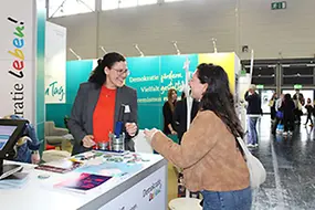 Gesprächssituation am Messestand vom Bundesprogramm "Demokratie leben!"
