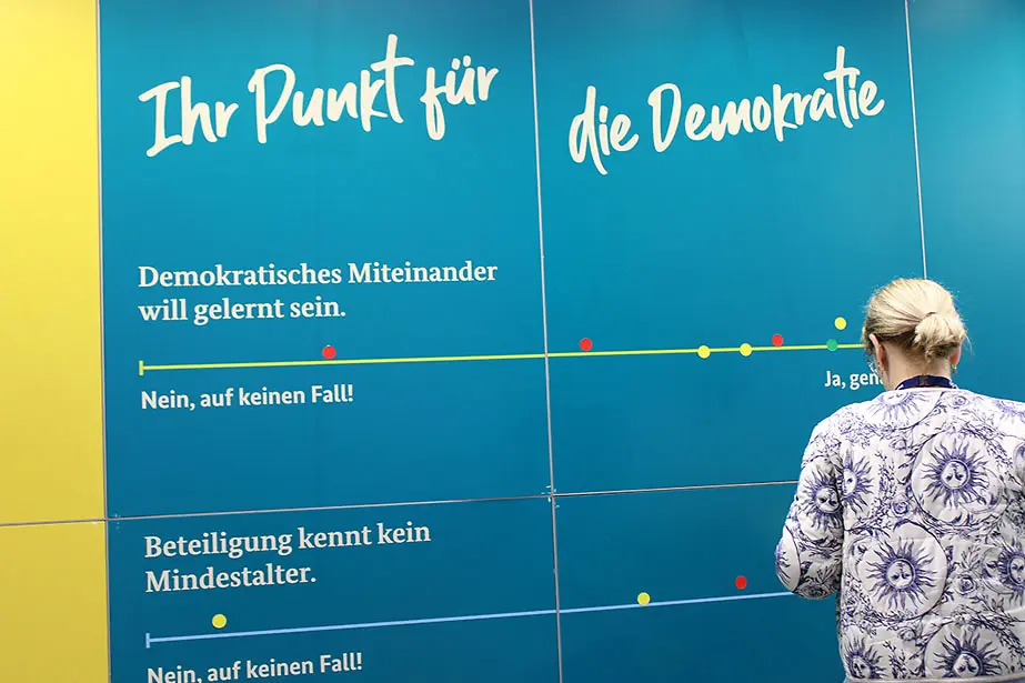 Abstimmungsskala mit farbigen Punkten