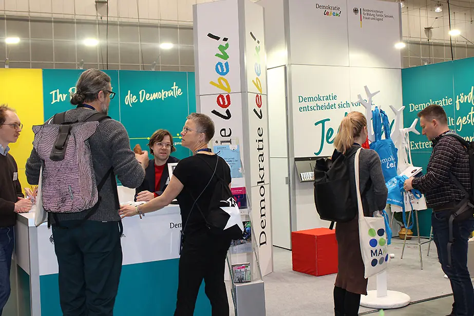 Personen im Gespräch am Stand