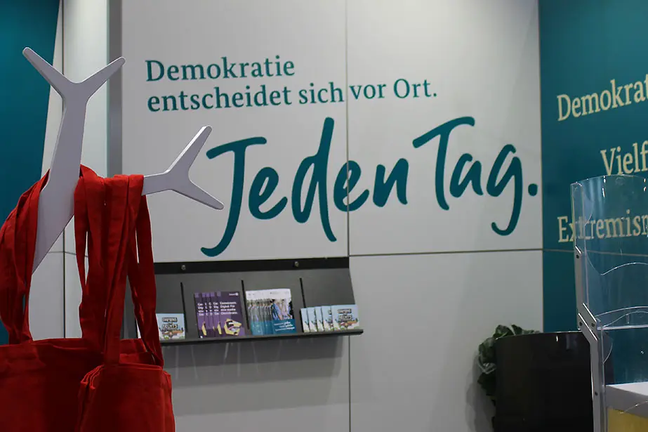 Schriftgrafik "Demokratie entscheidet sich vor Ort."