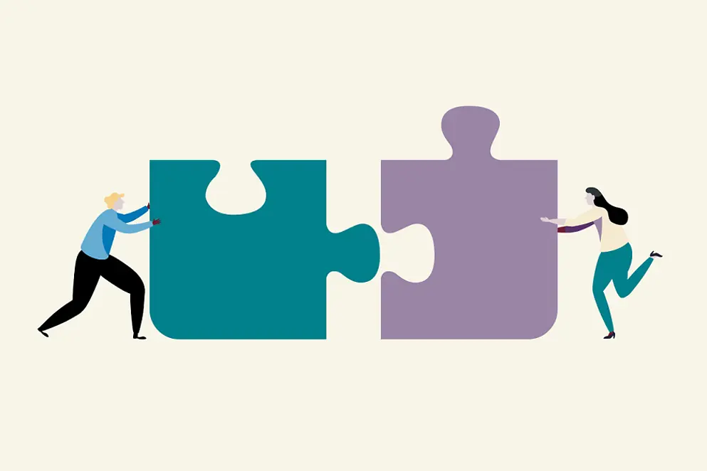 Illustration: Zwei Personen schieben zwei riesige Puzzleteile aneinander