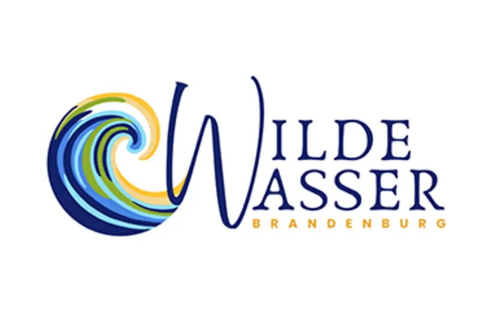 Welle, daneben Schriftgrafik: Wilde Wasser
